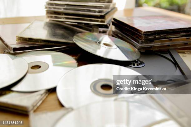 compact discs - dvd photos et images de collection