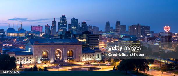 kansas city skyline - kansas city missouri imagens e fotografias de stock