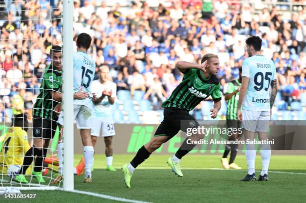 Davide Frattesi of US Sassuolo celebrates scoring their side's first goal during the Serie A match between US Sassuolo and FC Internazionale at Mapei...