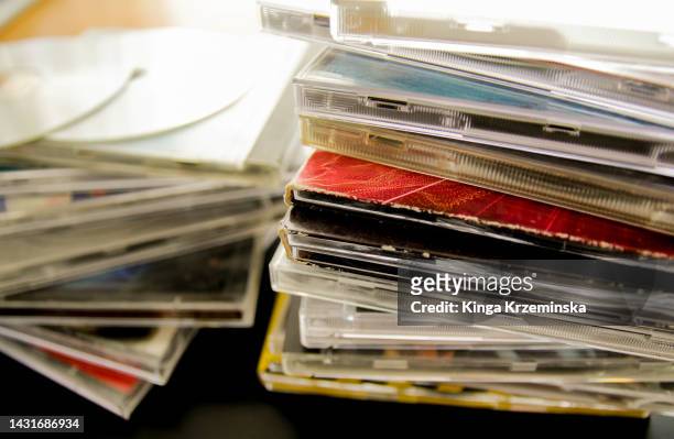 compact discs - colorful cd photos et images de collection