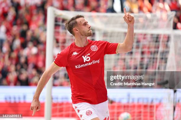 Marcus Ingvartsen of 1.FSV Mainz 05 celebrates scoring their side's first goal during the Bundesliga match between 1. FSV Mainz 05 and RB Leipzig at...