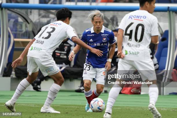 Teruhito Nakagawa of Yokohama F.Marinos and Ryu Takano of Gamba Osaka compete for the ball during the J.LEAGUE Meiji Yasuda J1 32nd Sec. Match...