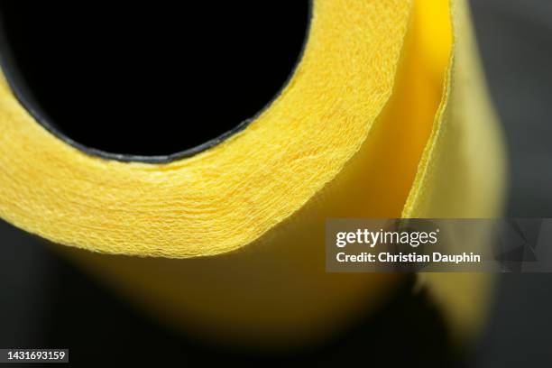 yellow toilet paper roll - jalousie couple stockfoto's en -beelden