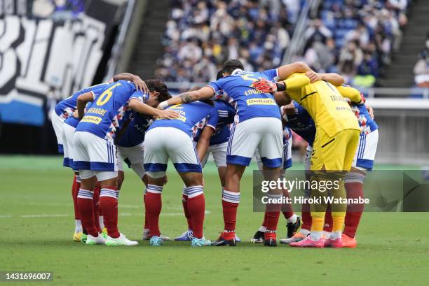 Players of Yokohama F.Marinos huddle during the J.LEAGUE Meiji Yasuda J1 32nd Sec. Match between Yokohama F･Marinos and Gamba Osaka at Nissan Stadium...