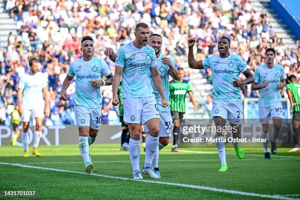 Edin Dzeko of FC Internazionale celebrates with teammates after scoring his team's first goal during the Serie A match between US Sassuolo and FC...