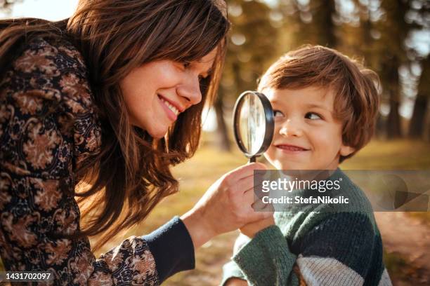 genießen mit der mutter - child magnifying glass stock-fotos und bilder