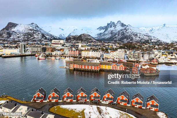 rorbu houses overlooking the cold sea, svolvaer - fishing village 個照片及圖片檔