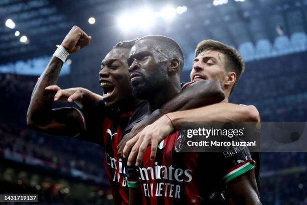 Fikayo Tomori of AC Milan celebrates scoring their side's first goal with teammates during the Serie A match between AC Milan and Juventus at Stadio...