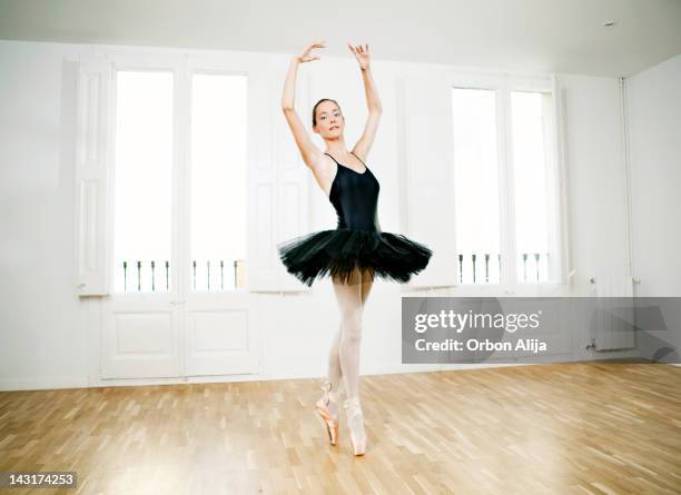 ballerino di danza classica - ballerino di danza classica foto e immagini stock