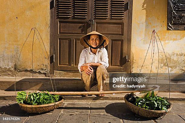 vietnamese vegetable seller - vietnamese food stockfoto's en -beelden