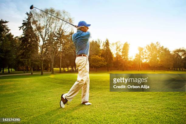 man golf spielen - golf stock-fotos und bilder