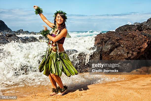 hawaiian bailarina de hula en la playa - polinesia fotografías e imágenes de stock