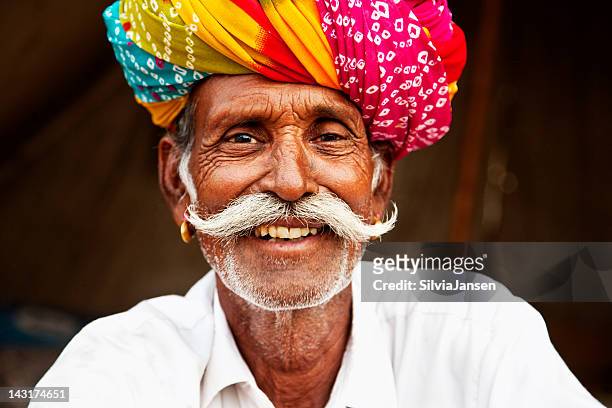 senior man portrait in pushkar, india - tulband stockfoto's en -beelden