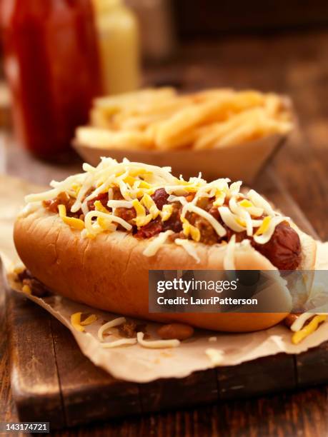 cachorro-quente com queijo picante - hot dog - fotografias e filmes do acervo