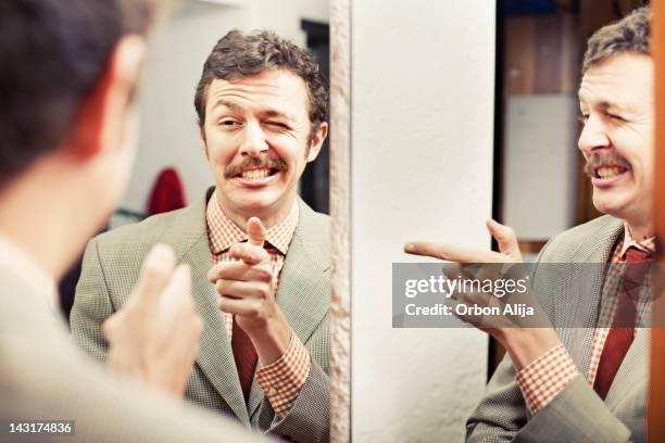 homme regarde reflet dans le miroir - crane photos et images de collection