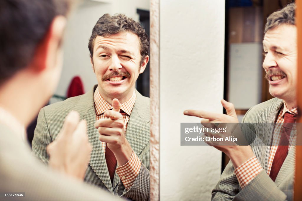 Homem olhando no reflexo em um espelho