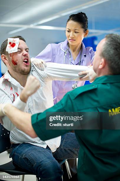 hospital la violencia - restraining fotografías e imágenes de stock