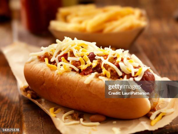 chili cheese dog - hotdog stockfoto's en -beelden