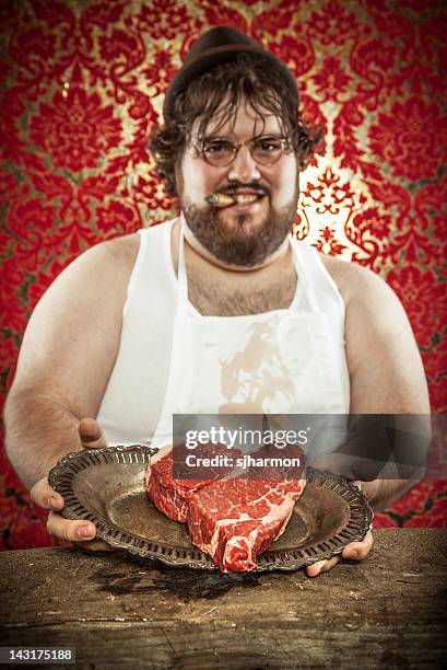 butcher hält einen herzförmigen steak für den valentinstag - butcher portrait stock-fotos und bilder