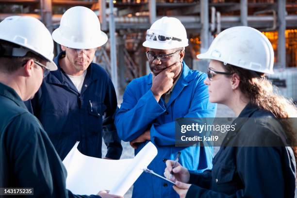 arbeitnehmer im manufacturing plant - think tank stock-fotos und bilder