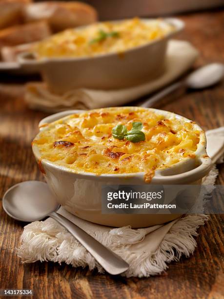 baked macaroni and cheese - macaroni and cheese stock pictures, royalty-free photos & images