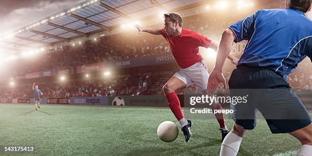 acción de fútbol - partido rondas deportivas fotografías e imágenes de stock