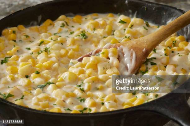 padella di mais mantecato - pannocchia foto e immagini stock