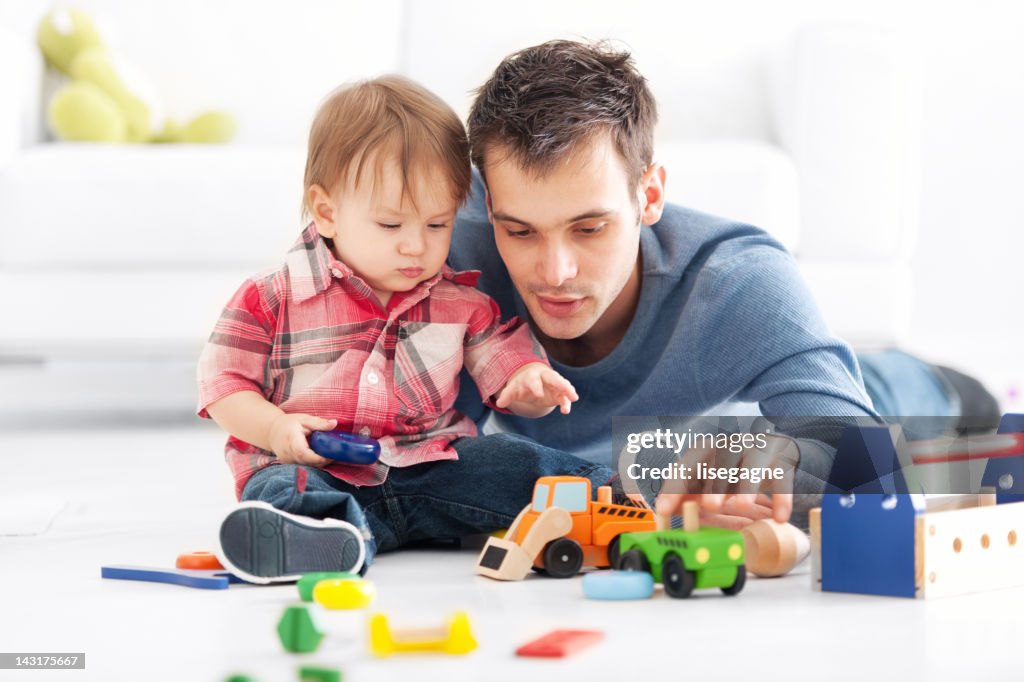 Vater spielt mit seinem Sohn