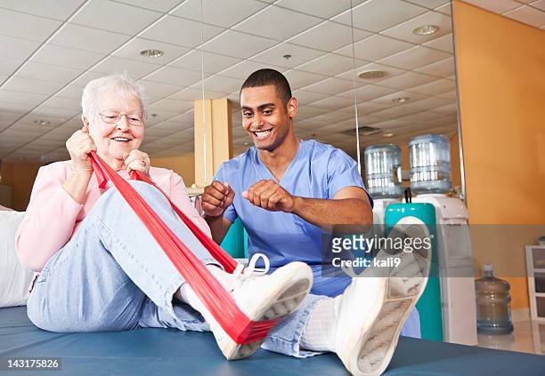 physiotherapeuten arbeiten mit einem patienten - occupational therapist stock-fotos und bilder
