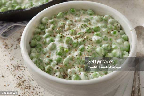 pois verts crémeux frais - sauce à base de crème photos et images de collection