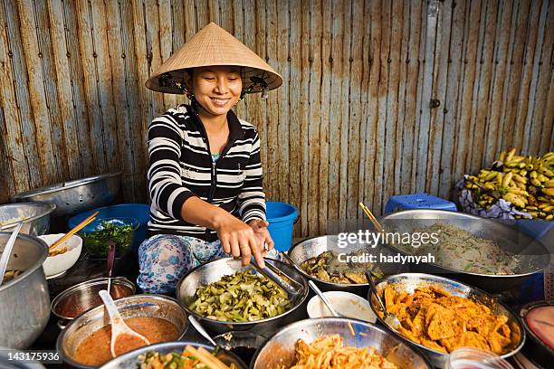 vietnamese food vendor on local market - vietnam stockfoto's en -beelden