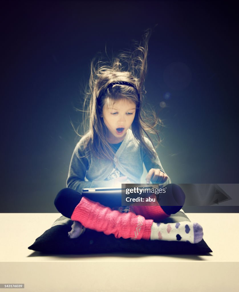 Menina navegar internet no dispositivo electrónico