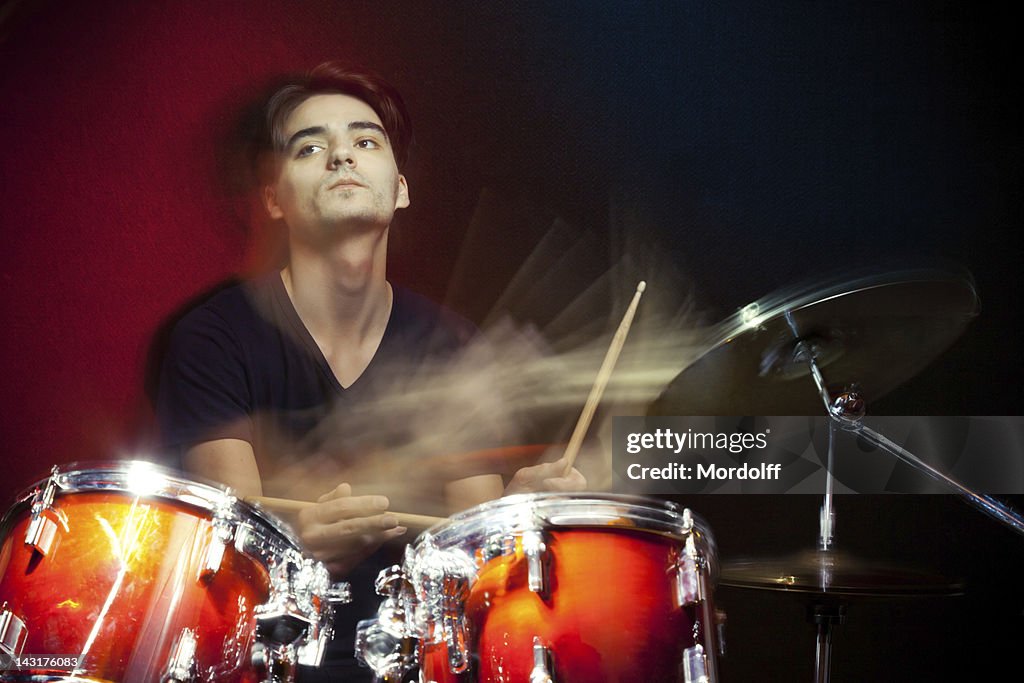 Baterista em movimento a tocar bateria