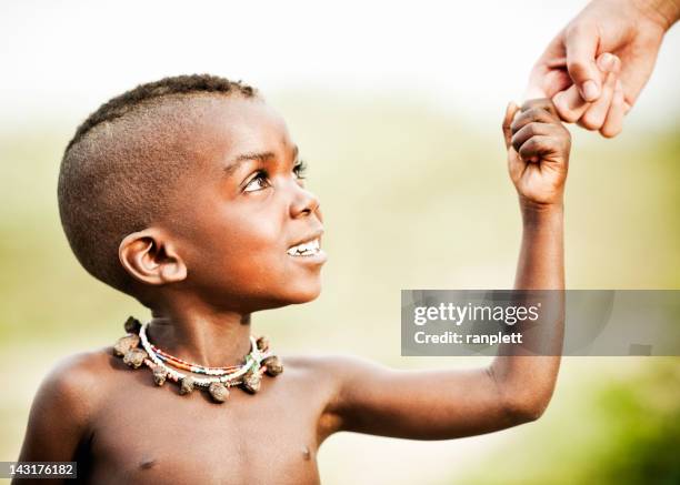 strahlende zukunft afrika - humanitäre hilfe stock-fotos und bilder