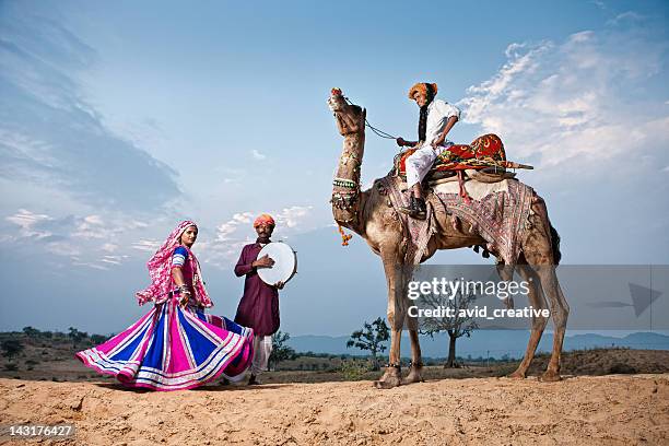 ballerino e musicisti indiani - rajasthan foto e immagini stock