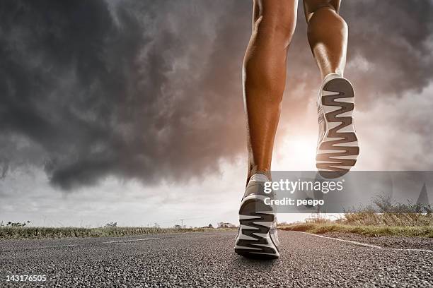 runners legs - kuit menselijk been stockfoto's en -beelden