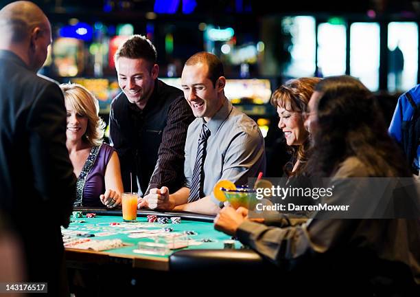 blackjack - casino worker stockfoto's en -beelden