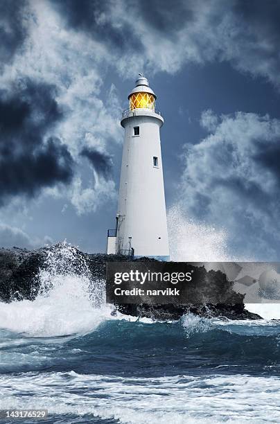 faro di tempesta - faro foto e immagini stock
