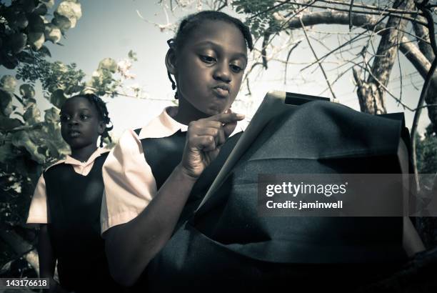 karibik kind in schuluniform mit digitalen tablet - karibische kultur stock-fotos und bilder