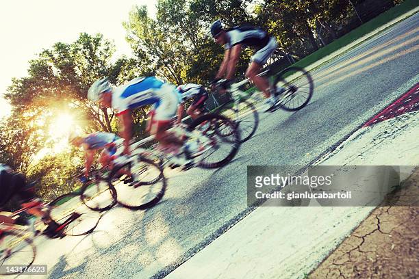 group of cyclists rushing by camera - wielrennerskleren stockfoto's en -beelden