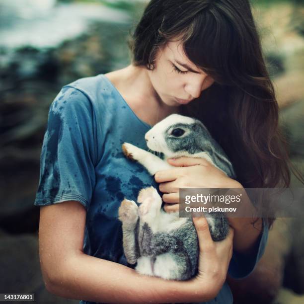 jovem mulher com coelho - rabbit beach - fotografias e filmes do acervo