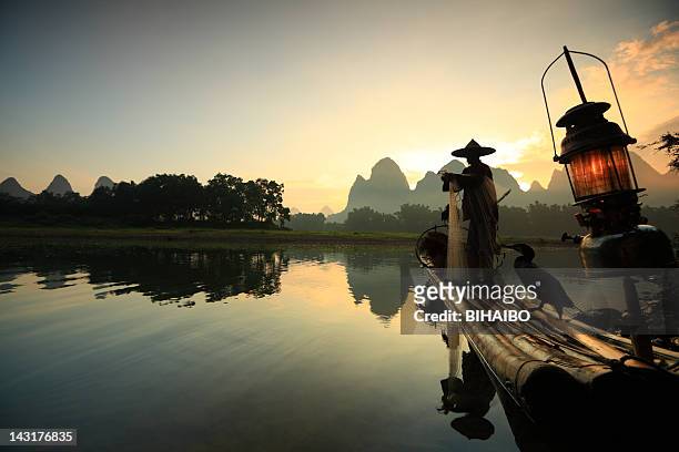 漓江の漁師 - 桂林 ストックフォトと画像