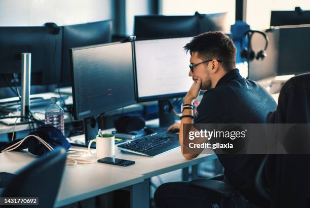 développeur de logiciels au bureau. - programmeur photos et images de collection