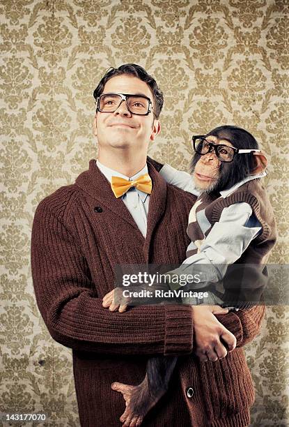 caixa-de-óculos com uma chimp - monkey wearing glasses imagens e fotografias de stock