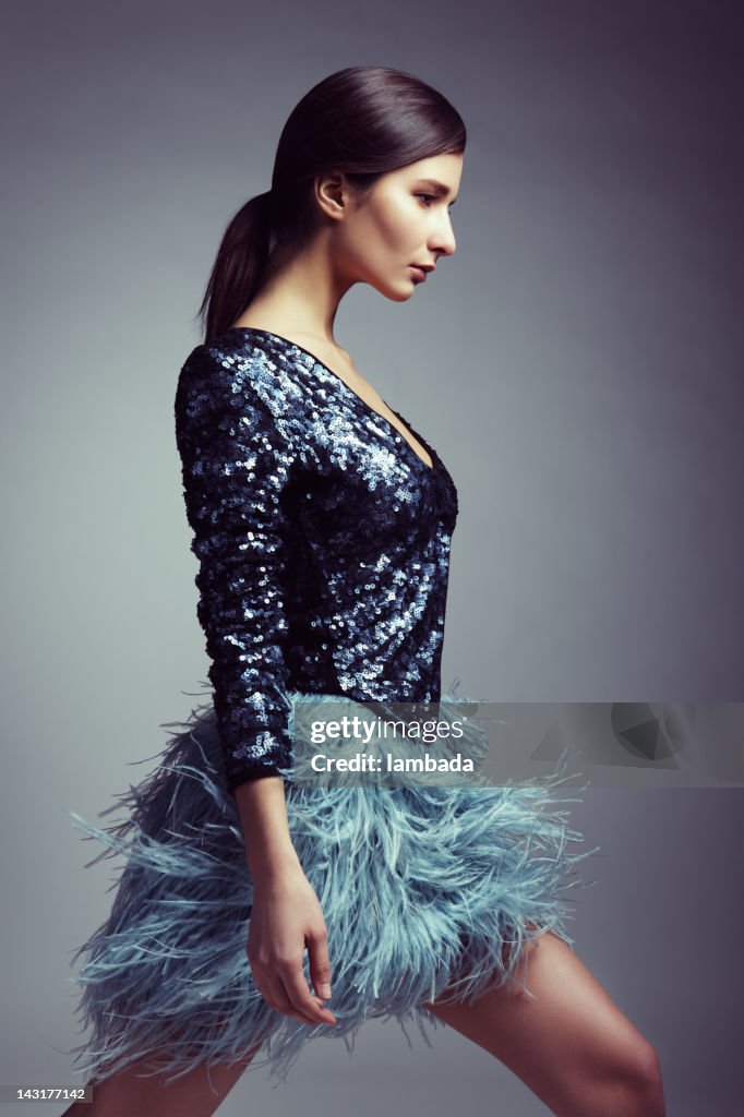 Mulher bonita em Roupas de moda