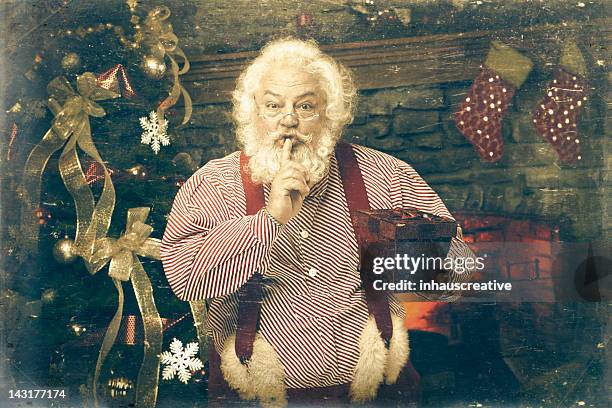 bilder von echten vintage-santa claus holding geschenk - secret santa stock-fotos und bilder