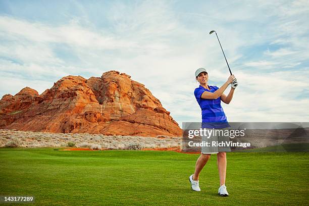 giocatore di golf femminile - woman on swing foto e immagini stock