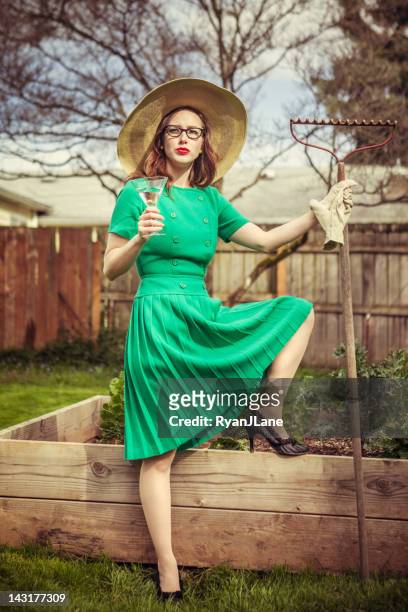 fifties-stil hausfrau garten - cocktail dress stock-fotos und bilder