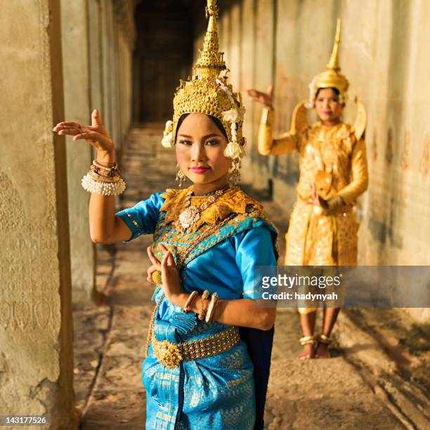 apsara dancers at angkor wat - apsara 個照片及圖片檔