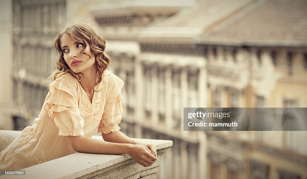 Fille rétro sur le balcon